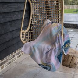 Benjamin Tate Design Blue & Pink Marble Blanket in Natural - Size: 120 cm x 150 cm - thumbnail 4