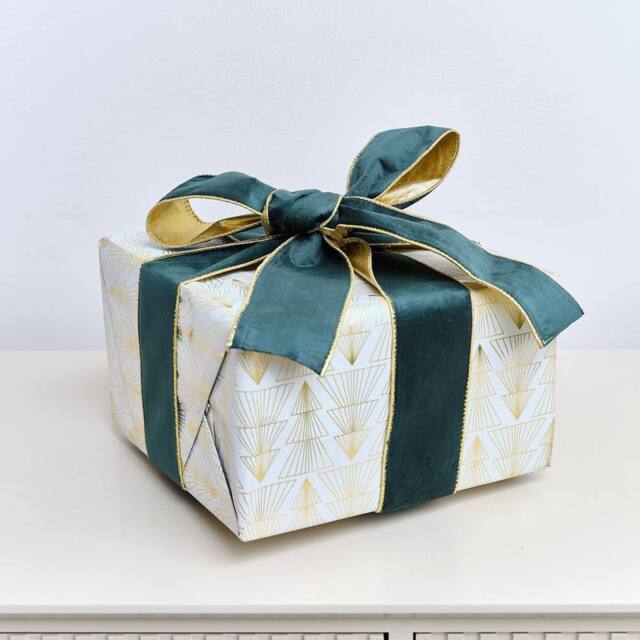 Melody Maison Large Green & Gold Velvet Wired Ribbon Garland - 270cm (2.7m / 106.3') - image 1