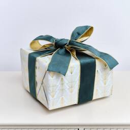 Melody Maison Large Green & Gold Velvet Wired Ribbon Garland - 270cm (2.7m / 106.3')