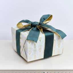 Melody Maison Large Green & Gold Velvet Wired Ribbon Garland - 270cm (2.7m / 106.3') - thumbnail 2