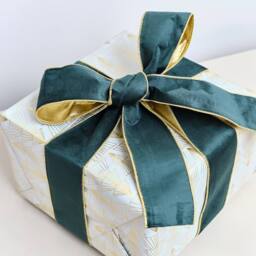 Melody Maison Large Green & Gold Velvet Wired Ribbon Garland - 270cm (2.7m / 106.3') - thumbnail 5