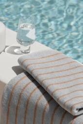 Blomus ARTO Bath Towel with Narrow Stripes 70 x 140 cm - Micro Chip/Tan in Light Grey - thumbnail 4