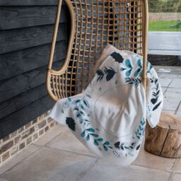 Benjamin Tate Design Blue Leaves Frame Blanket in Natural - Size: 120 cm x 150 cm - thumbnail 4