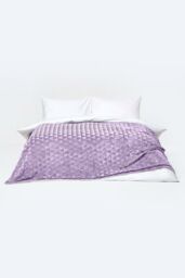 Homescapes Geometric Triangle Velvet Throw in Purple - Size: 160 cm x 200 cm - thumbnail 3