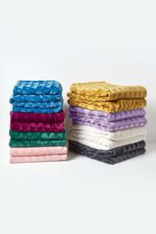 Homescapes Geometric Triangle Velvet Throw in Purple - Size: 160 cm x 200 cm - thumbnail 6