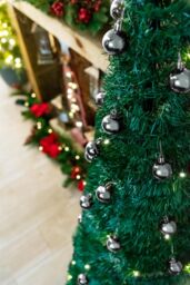 Shatchi 4Ft Prelit Pop up Christmas Tree with Silver Baubles & Battery Operated LED Warm White Lights in Green - thumbnail 6