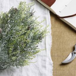Lemon Pavilion Furniture and Decor Frosted Pine Spray Stem with Pinecones - L30 x W30 x H49 cm - White - thumbnail 2
