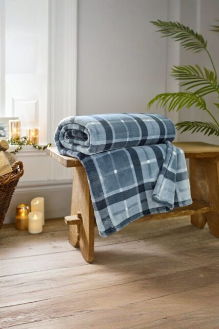 The Lyndon Company Pheasant Check Throw Navy - 140 x 180cm Plush Blanket - Deyongs 1846 - Size: 140 cm x 180 cm - image 1