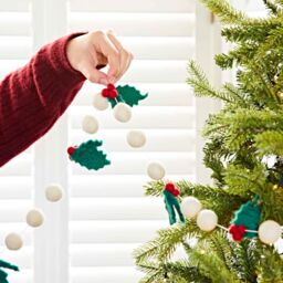 Paper High Felt Holly Christmas Garland - thumbnail 2