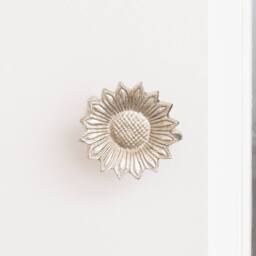 Melody Maison Set Of 2 Silver Metal Sunflower Wall Mounted Tie Backs - thumbnail 2