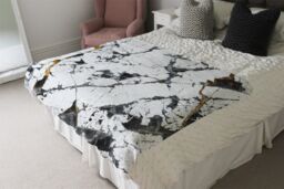 Benjamin Tate Design Black & Gold Marble Blanket in Natural - Size: 120 cm x 150 cm - thumbnail 3