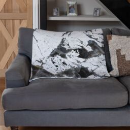 Benjamin Tate Design Black & Gold Marble Blanket in Natural - Size: 120 cm x 150 cm - thumbnail 2