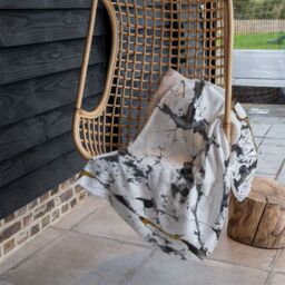 Benjamin Tate Design Black & Gold Marble Blanket in Natural - Size: 120 cm x 150 cm - thumbnail 4