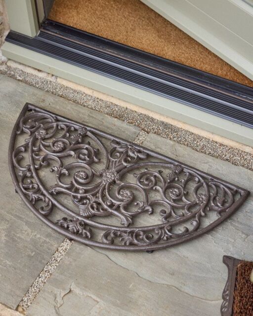 Dibor Traditional Antique Brown Cast Iron Crescent Outdoor Doormat - Size: Medium - image 1