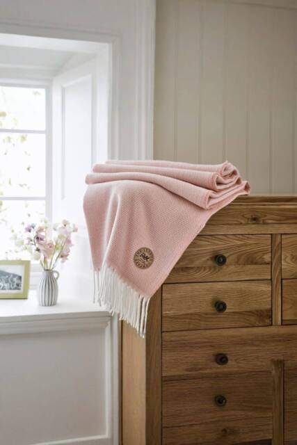 The Lyndon Company Arcadia Throw Supersoft 470gsm Jacquard Throw in Pink - Size: 130 cm x 170 cm - image 1