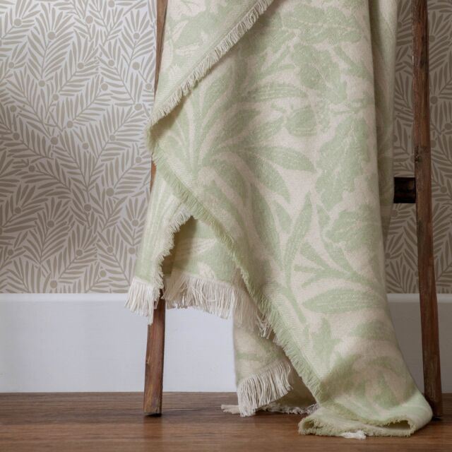 Morris & Co Acorn Tonal Jacquard Throw in Green - Size: 130 cm x 170 cm - image 1