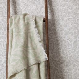 Morris & Co Acorn Tonal Jacquard Throw in Green - Size: 130 cm x 170 cm - thumbnail 5