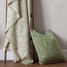 Morris & Co Acorn Tonal Jacquard Throw in Green - Size: 130 cm x 170 cm - thumbnail 7