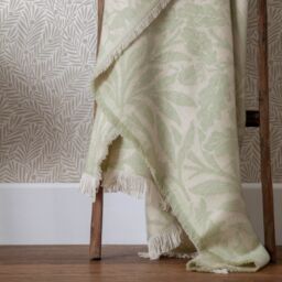 Morris & Co Acorn Tonal Jacquard Throw in Green - Size: 130 cm x 170 cm - thumbnail 1