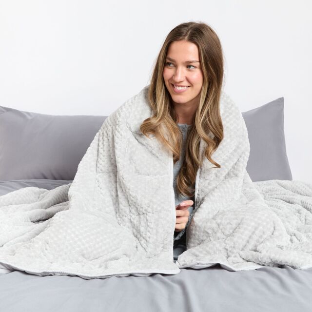 OHS Waffle Fleece Soft Warm Weighted Blanket - 8kg in Silver - Size: 150 cm x 200 cm - image 1