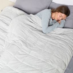 OHS Waffle Fleece Soft Warm Weighted Blanket - 8kg in Silver - Size: 150 cm x 200 cm - thumbnail 3