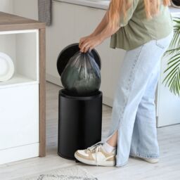 Premier Housewares Stylish Design 3Ltr Turqoise Pedal Bin, Compact Composite Bin For Kitchen, Convenient Bin With Handle in Black - thumbnail 3