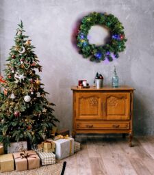 Shatchi 55cm Alaskan Pine Green Christmas Wreath - thumbnail 2