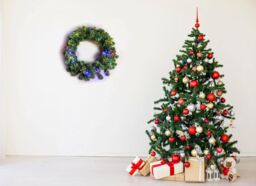 Shatchi 55cm Alaskan Pine Green Christmas Wreath - thumbnail 3