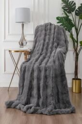 Rapport Home Luxury 3D Fur Polyester Blanket Soft & Cosy (150x200cm) in Grey - Size: 150 cm × 200 cm