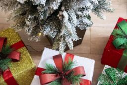 Shatchi Pre Lit Potted Snow Flocked Christmas Tree with Pine Cones & Red Berries Snowy Tips 80-100 Warm White LED Lights - Size: 4ft - thumbnail 5