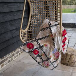 Benjamin Tate Design Flowers & Chains Blanket in Natural - Size: 120 cm x 150 cm - thumbnail 4