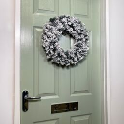 Samuel Alexander Premier Flocked Woodcote Pine Flocked Wreath 50cm in Green - thumbnail 4