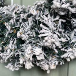 Samuel Alexander Premier Flocked Woodcote Pine Flocked Wreath 50cm in Green - thumbnail 3