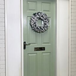 Samuel Alexander Premier Flocked Woodcote Pine Flocked Wreath 50cm in Green - thumbnail 6