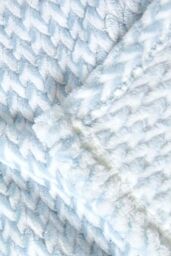 Homescapes Mora Faux Fur Velvet Throw in Blue - Size: 130 cm x 160 cm - thumbnail 3