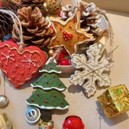 Lovii Pack of 4 Assorted Hand-Painted Resin Christmas Hanging Ornaments - Size: 4 Pack - thumbnail 1