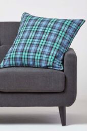Homescapes Cotton Tartan Cushion Cover in Blue - Size: 30 cm x 50 cm - thumbnail 2