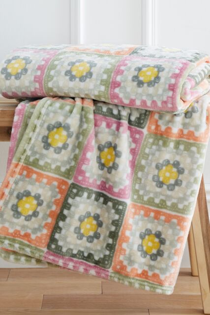 Catherine Lansfield 'Crochet Print' Cosy Blanket Throw in Green - Size: 130 cm x 170 cm - image 1