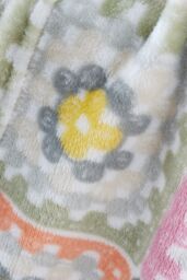 Catherine Lansfield 'Crochet Print' Cosy Blanket Throw in Green - Size: 130 cm x 170 cm - thumbnail 3
