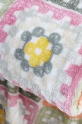 Catherine Lansfield 'Crochet Print' Cosy Blanket Throw in Green - Size: 130 cm x 170 cm - thumbnail 2