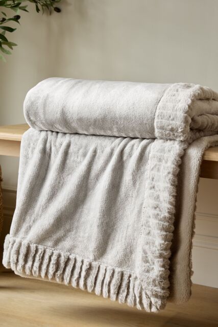 Catherine Lansfield 'Velvet & Faux Fur' Throw in Natural - Size: 150 cm x 200 cm - image 1