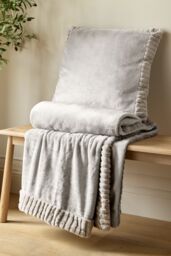 Catherine Lansfield 'Velvet & Faux Fur' Throw in Natural - Size: 150 cm x 200 cm - thumbnail 3