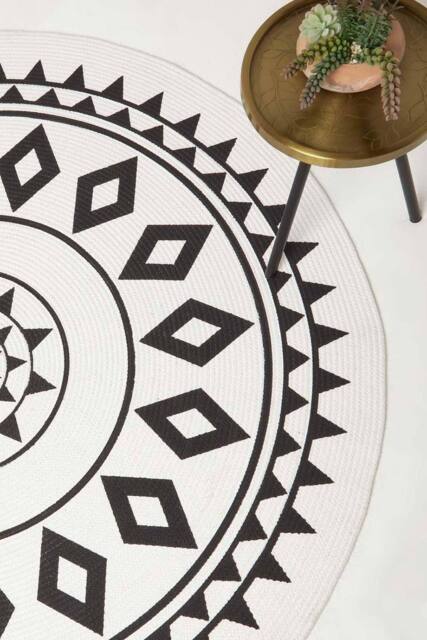 Homescapes Lia White & Black Mandala Handoven Cotton Rug - Size: 120 cm diameter - image 1