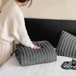 Dyzi Luxurious Faux Fur Winter throw Blanket Double-Sided Soft Cozy in Grey - Size: 180 cm x 200 cm - thumbnail 6