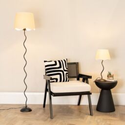 ValueLights Wiggle Black Metal Stem Floor Lamp with Linen Scallop Trim Tapered Lamp Shade in White - thumbnail 5