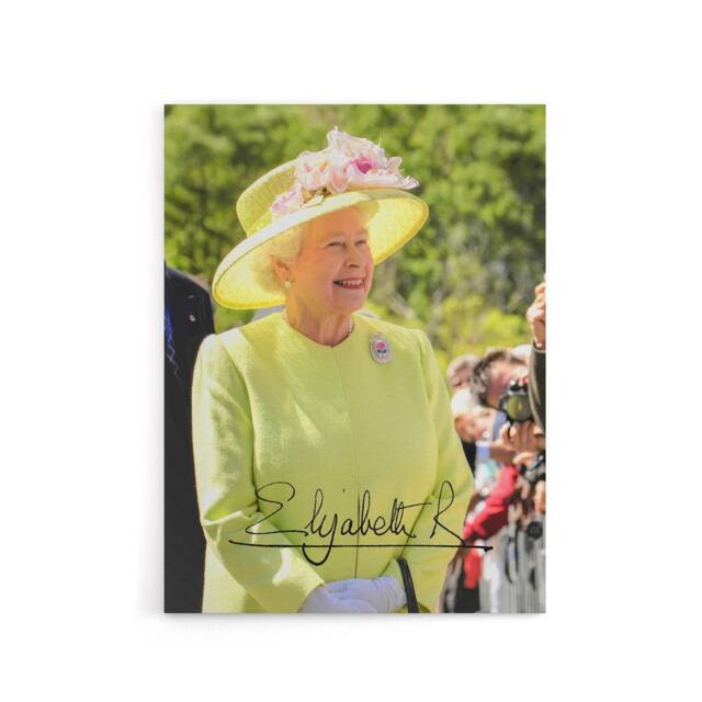 "Artery8 Queen Elizabeth II Signature Canvas Wall Art Print in Green - Size: W18"" x H24""" - image 1