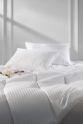Snuggledown Hotel Quality 4.5 Tog Summer Duvet With 2 Pillows in White - Size: Super King - thumbnail 1