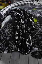 Bedlam 'Boo' Plush Halloween Fleece Throw in Black - Size: 120 cm x 150 cm - thumbnail 2