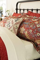 Morris & Co 'Strawberry Thief' Cotton Cover Set in Red - Size: Super King - thumbnail 2