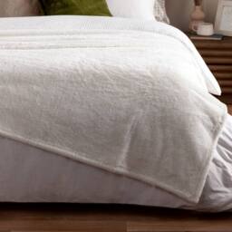 Furn Kallu Reversible Faux-Fur Throw in Ecru - Size: 130 cm x 180 cm - thumbnail 4